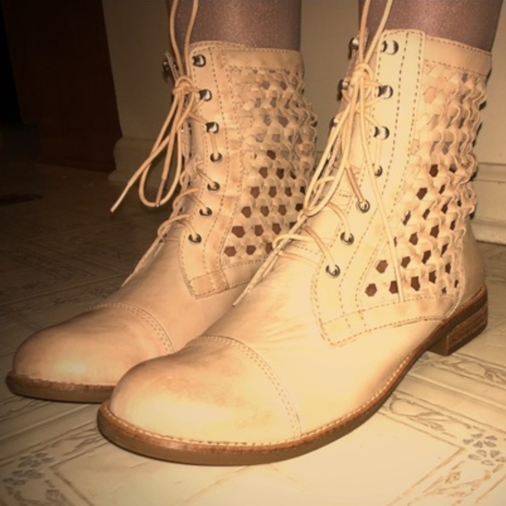Gianni Bini western cowgirl tan leather eyelets weaved lace up ankle boots 6M